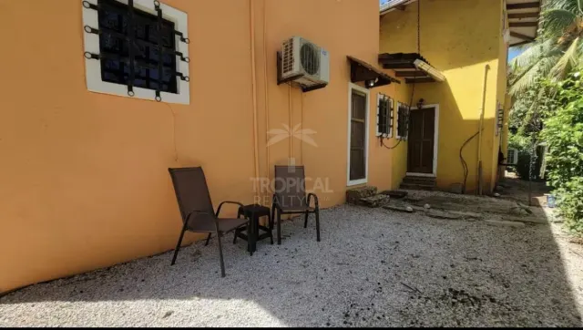 Townhome Renovado en Venta en Tamarindo – A Pasos de la Playa y con Excelente Potencial de Inversión