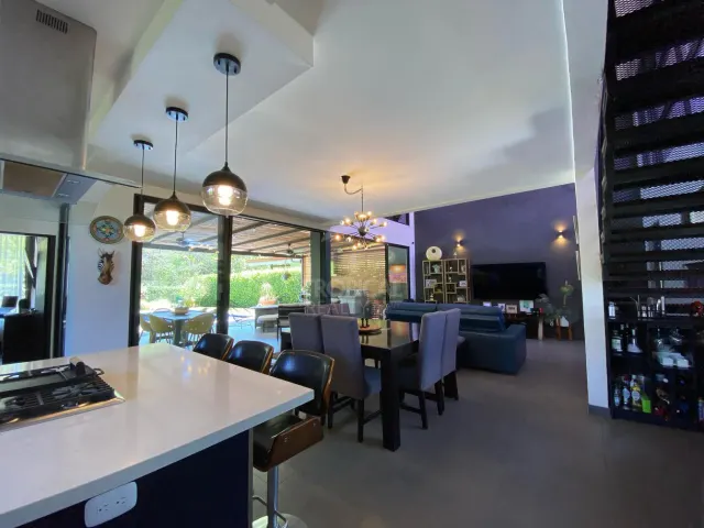 Moderna Casa con Piscina Privada en Hacienda Los Reyes
