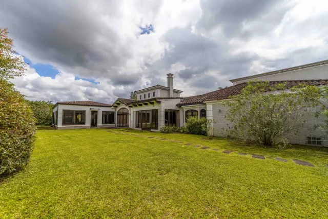 Lujosa casa colonial en venta en la exclusiva comunidad Monteran, Curridabat
