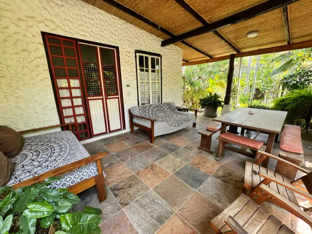 Casa y apartamentos frente a la playa en venta en Tivives