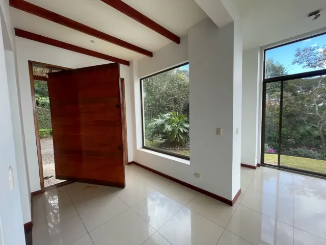 Casa moderna en condominio Ciudad Colon con vistas