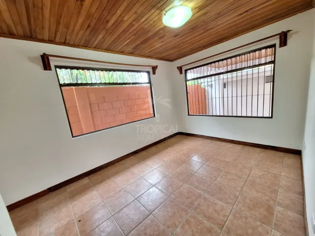 Amplia Casa en Alquiler con Uso Residencial o Profesional en San Rafael de Santa Ana