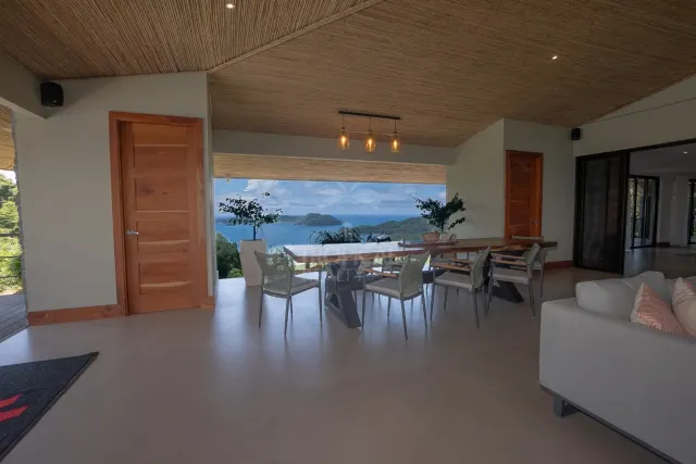 Casa de Lujo con Piscina Infinita y Vistas 360° en la