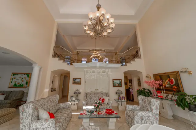 Lujosa Residencia Frente al Campo de Golf en Venta en Valle del Sol, Santa Ana
