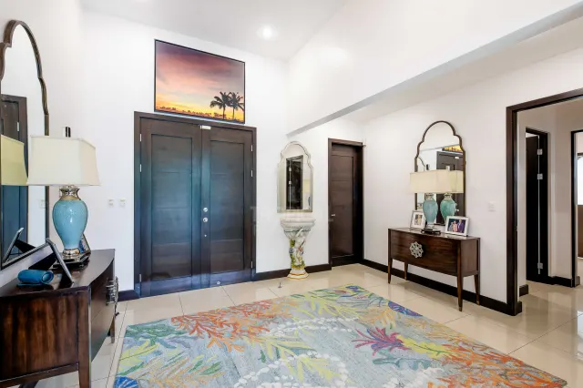 Casa Bougainvillea – Residencia de Lujo de Una Planta en Santa Ana con Amplio Jardín Privado