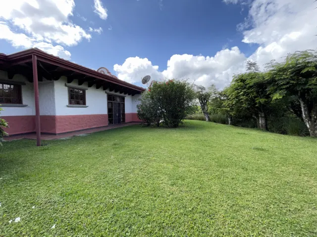 Santa Ana Piedades casa de una planta con 10.763m2