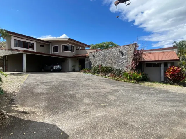 Quinta de Lujo en Venta en Lagos del Coyol, La Garita – Casa Principal + 2 Apartamentos con Ingreso Inmediato