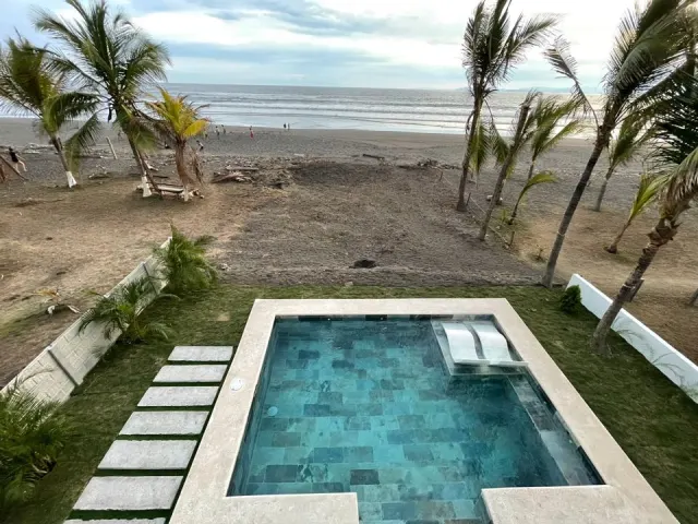 Casa Frente al Mar con Piscina en Playa Tivives – 4 Habitaciones + 2 Apartamentos | $595,000