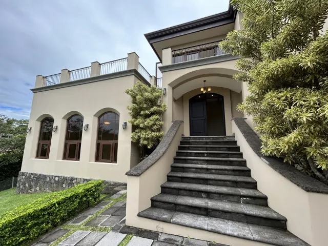 Se vende amplia casa en Condominio Villa Real