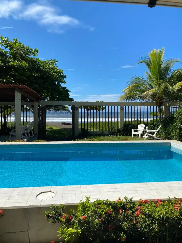 Casa frente a playa con piscina propia Tivives