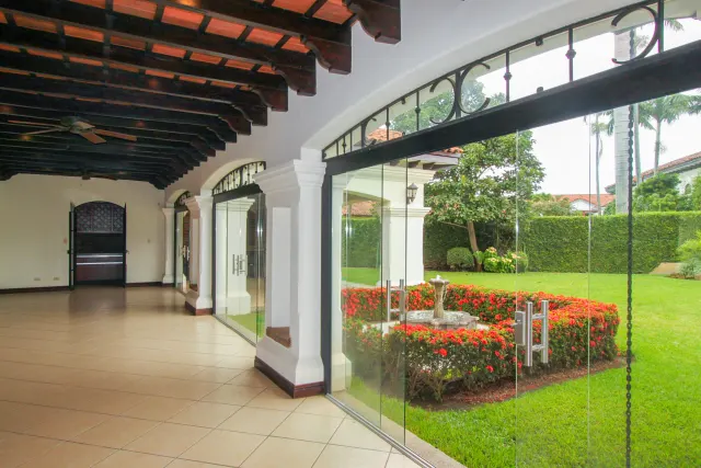 Casa en alquiler o venta en lujoso condominio Bosques de Lindora ALQUILADA