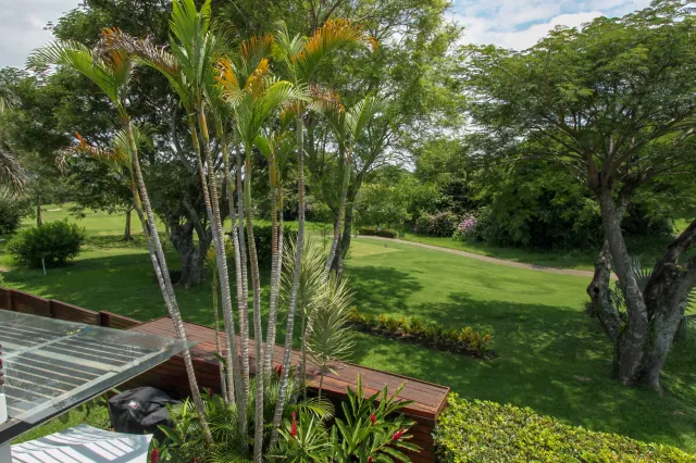 Refugio Moderno en Campo de Golf: Espectacular Casa en Valle del Sol, Santa Ana