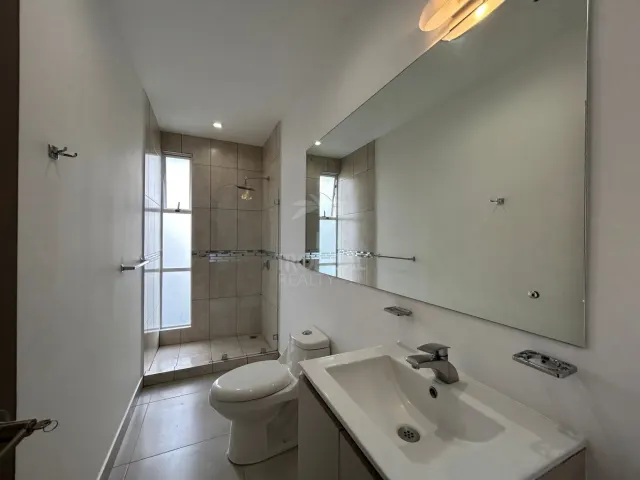 Townhouse Contemporáneo en Alquiler – Piedades de Santa Ana