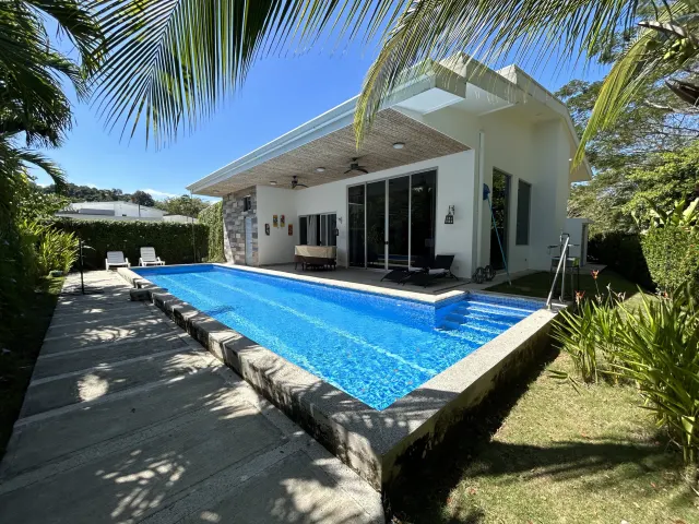 Hermosa casa de playa en condominio en Punta Leona