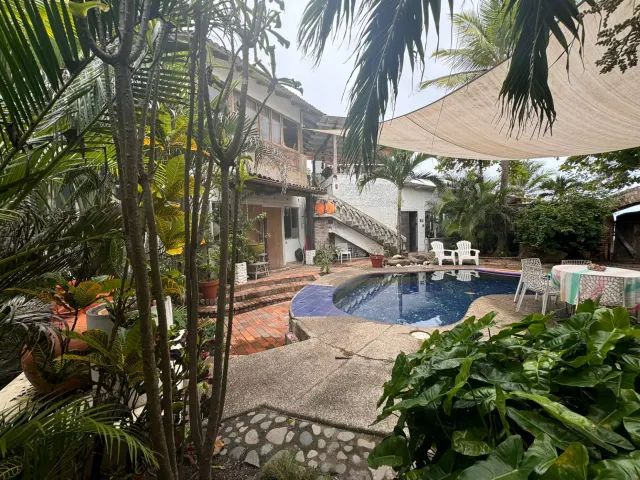 Casa y apartamentos frente a la playa en venta en Tivives
