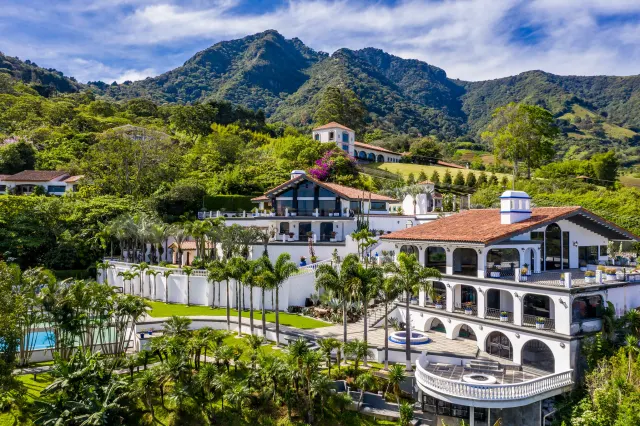 Mansion en venta Escazu con 2 casas