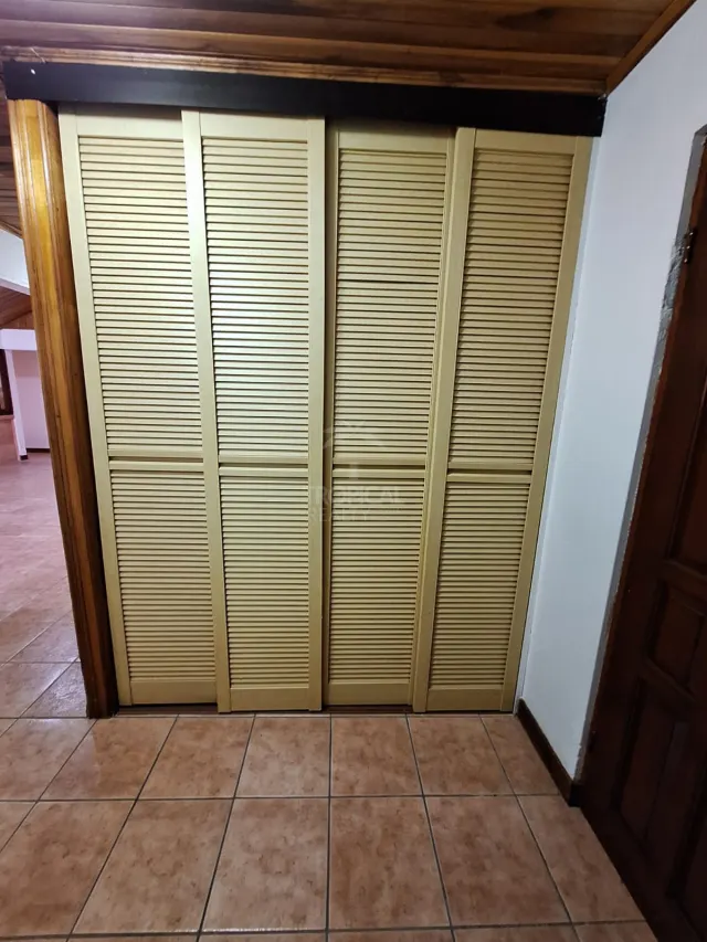 Amplia Casa en Alquiler con Uso Residencial o Profesional en San Rafael de Santa Ana