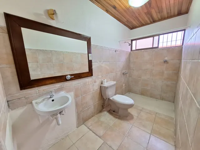 Amplia Casa en Alquiler con Uso Residencial o Profesional en San Rafael de Santa Ana