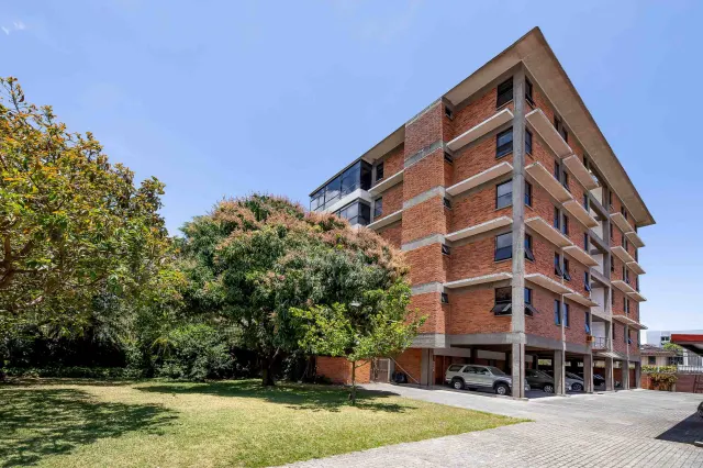 Apartamento de Lujo en Venta en Rohrmoser – Balcón Envolvente y Vista al Parque