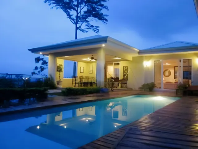 Casa en venta en Ciudad Colón, El Rodeo – Con Piscina y Amplias Áreas Verdes