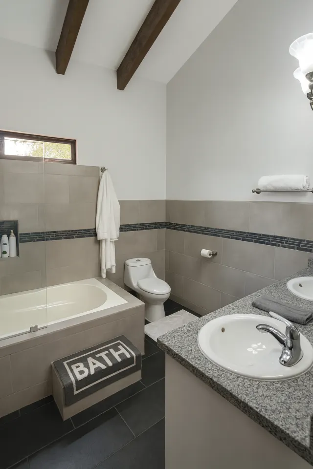 Casa con Piscina, Apartamentos y Vista Panorámica en Escazú