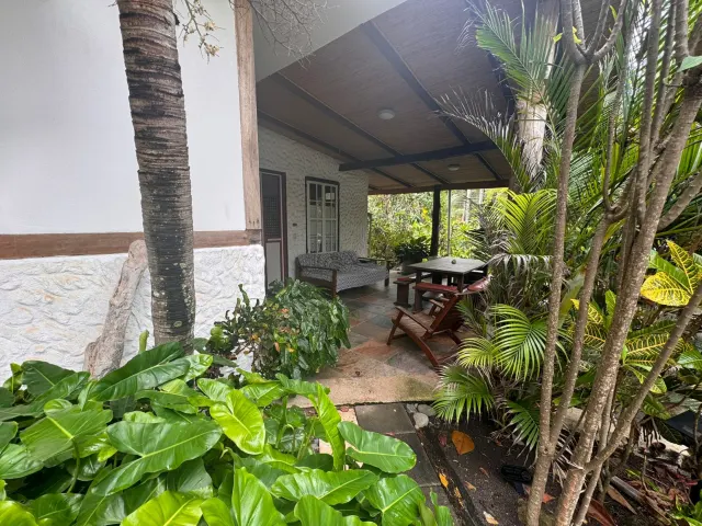 Casa y apartamentos frente a la playa en venta en Tivives