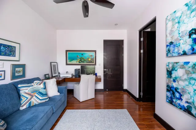 Casa Bougainvillea – Residencia de Lujo de Una Planta en Santa Ana con Amplio Jardín Privado