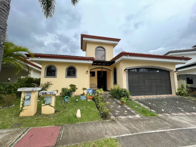 Preciosa casa en condominio Santo Domingo.