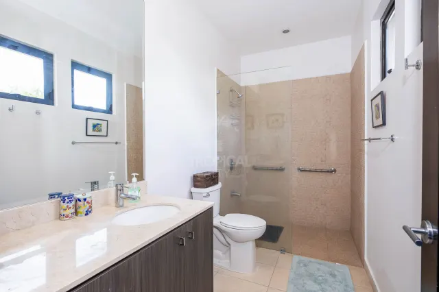 Casa Bougainvillea – Residencia de Lujo de Una Planta en Santa Ana con Amplio Jardín Privado