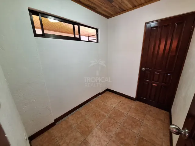Amplia Casa en Alquiler con Uso Residencial o Profesional en San Rafael de Santa Ana