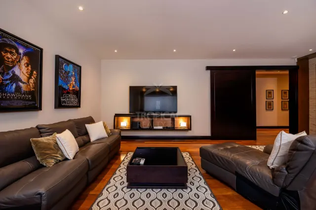 La Hacienda Cosmopolitan Chic – Exclusiva Residencia de Lujo de Una Planta en Santa Ana