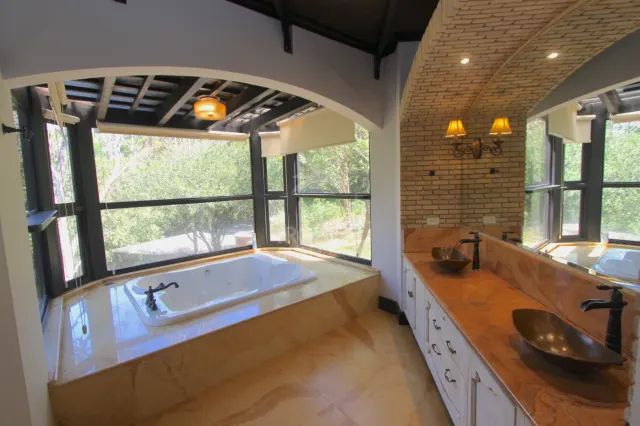 Residencia de Lujo en La Guácima con Bosque Privado y Vistas Panorámicas
