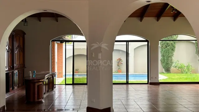 Casa de Lujo en Los Laureles, Escazú