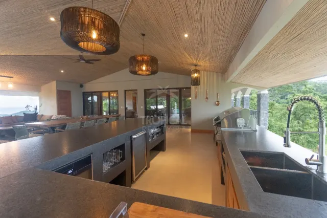 Casa de Lujo con Piscina Infinita y Vistas 360° en la