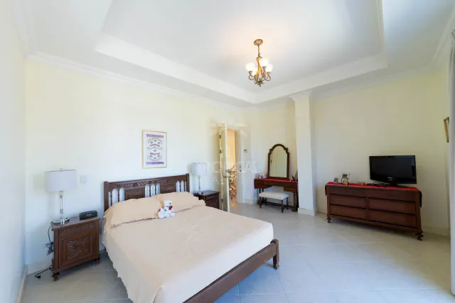 Lujosa Residencia Frente al Campo de Golf en Venta en Valle del Sol, Santa Ana