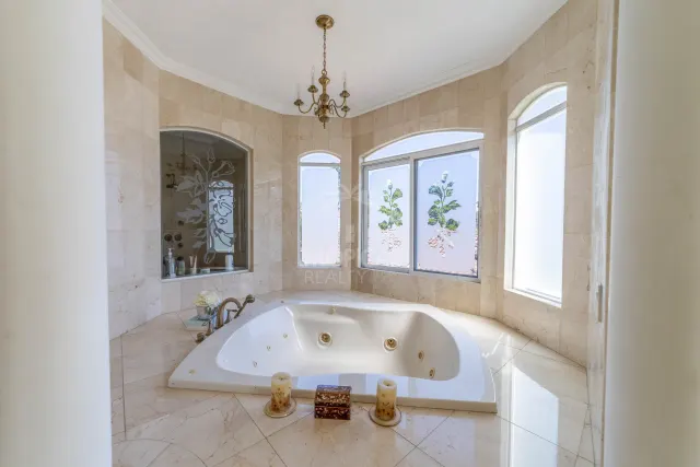 Lujosa Residencia Frente al Campo de Golf en Venta en Valle del Sol, Santa Ana