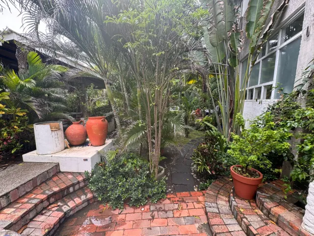 Casa y apartamentos frente a la playa en venta en Tivives