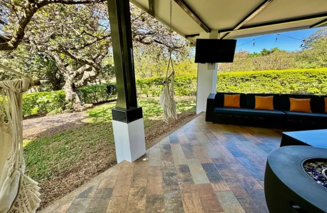 Encantadora residencia de dos pisos en Los Reyes La Guacima