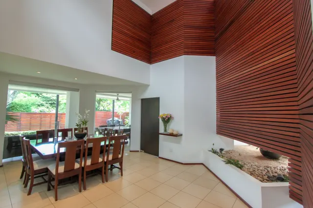 Refugio Moderno en Campo de Golf: Espectacular Casa en Valle del Sol, Santa Ana