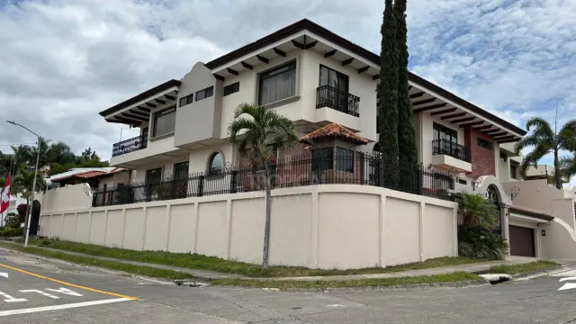 Casa de Lujo en Los Laureles, Escazú