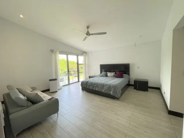 Hermosa Casa en Venta en Condominio - Hacienda Los Reyes