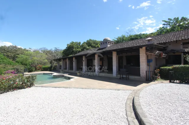 Residencia de Lujo en La Guácima con Bosque Privado y Vistas Panorámicas