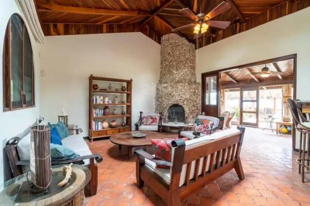 Villa Exclusiva de 2 Habitaciones con Vistas Panorámicas al Océano en la Cima del Acantilado.
