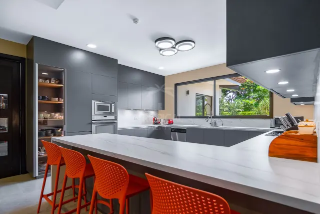 La Hacienda Cosmopolitan Chic – Exclusiva Residencia de Lujo de Una Planta en Santa Ana