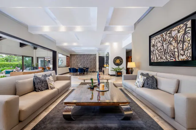 La Hacienda Cosmopolitan Chic – Exclusiva Residencia de Lujo de Una Planta en Santa Ana