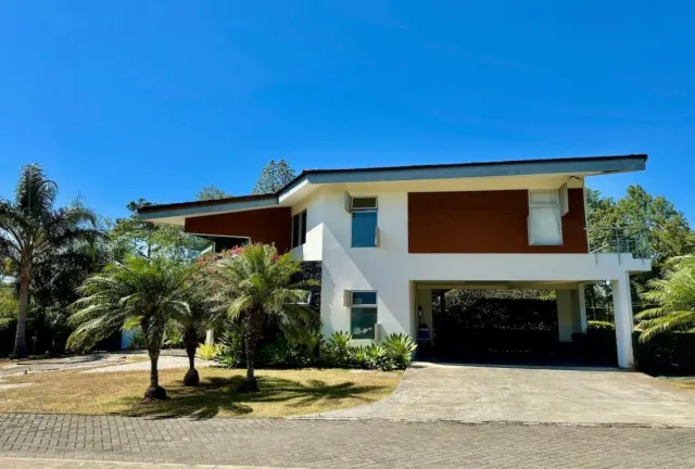 Encantadora residencia de dos pisos en Los Reyes La Guacima