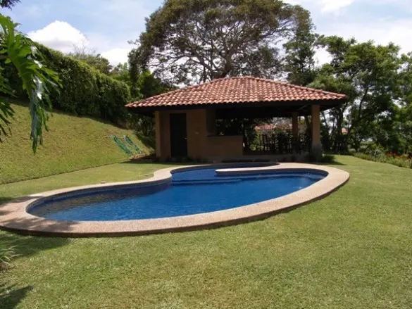 Casa moderna en condominio Ciudad Colon con vistas