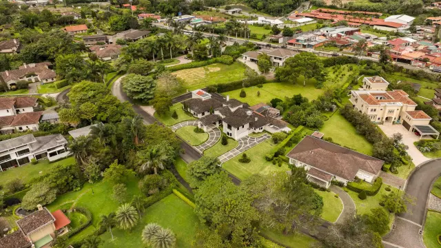 Lujosa casa colonial en venta en la exclusiva comunidad Monteran, Curridabat