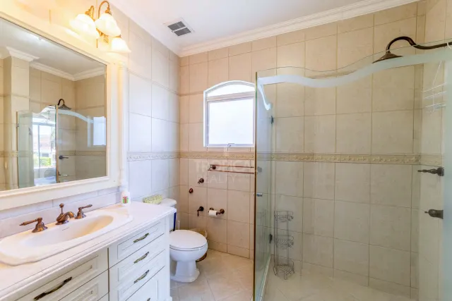 Lujosa Residencia Frente al Campo de Golf en Venta en Valle del Sol, Santa Ana