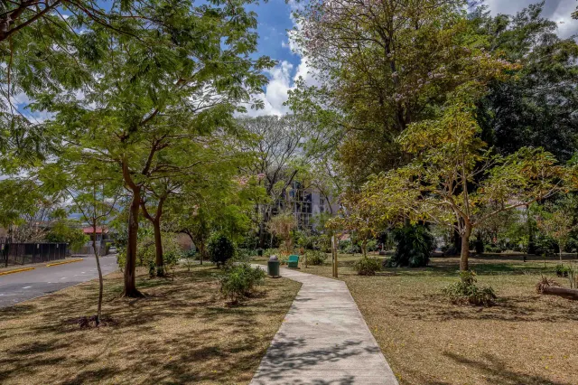 Apartamento de Lujo en Venta en Rohrmoser – Balcón Envolvente y Vista al Parque